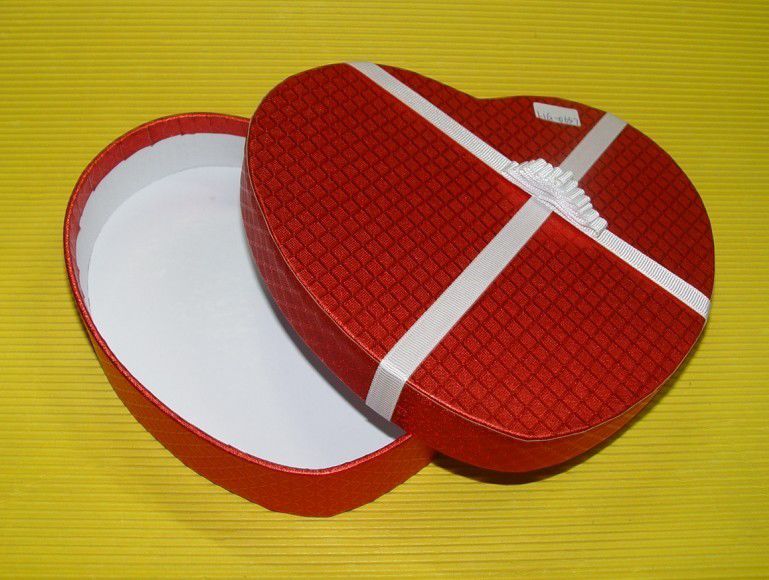Recycled Cardboard Suitcase Box Sweet Heart Shape For Packing Chocolate